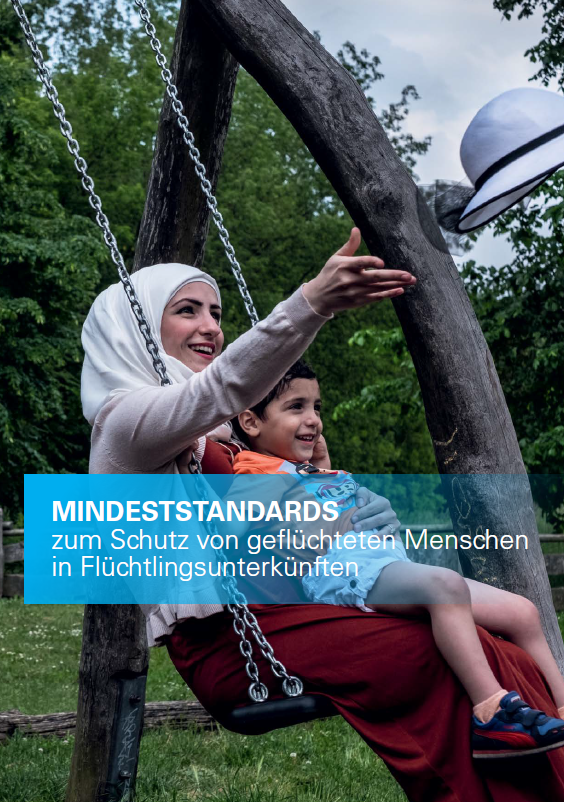 Titelbild der Publikation "Mindeststandards zum Schutz von geflüchteten Menschen in Flüchtlingsunterkünften"