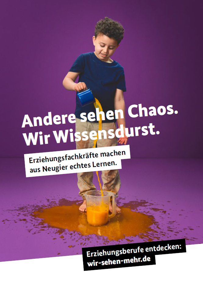 Titelbild der Publikation "Andere sehen Chaos. Wir Wissensdurst. - Postkarte - Erziehungsberufe entdecken: wir-sehen-mehr.de"
